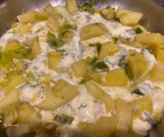 Kartoffel-Lauch-Pfanne mit Käse überbacken