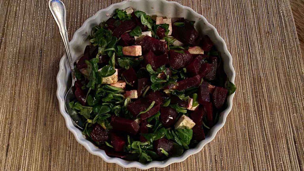 Rote Beete Salat mit Feldsalat und Feta