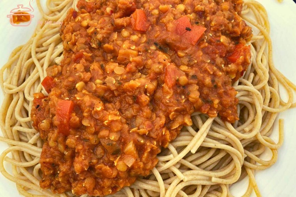 Spaghetti mit veganer Linsenbolognese