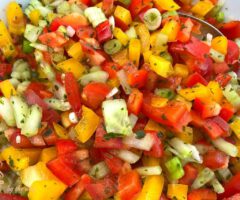 Sommerlicher Salat bunt und erfrischend