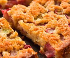 Fruchtiger Rhabarberkuchen mit und ohne Mandeln