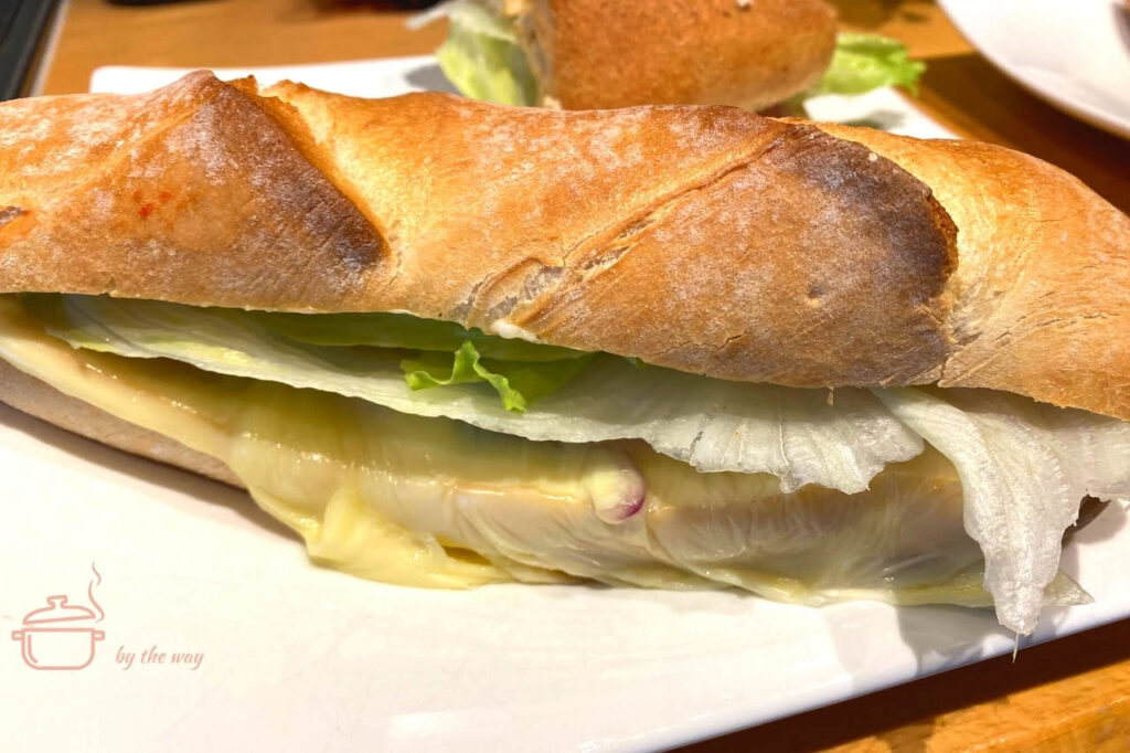 Baguette mit Käse überbacken und Zwiebeln