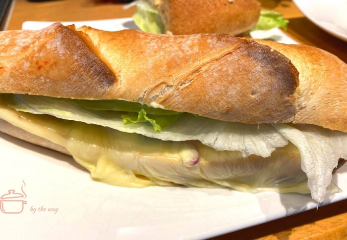 Käse-Zwiebel-Baguette (überbacken)
