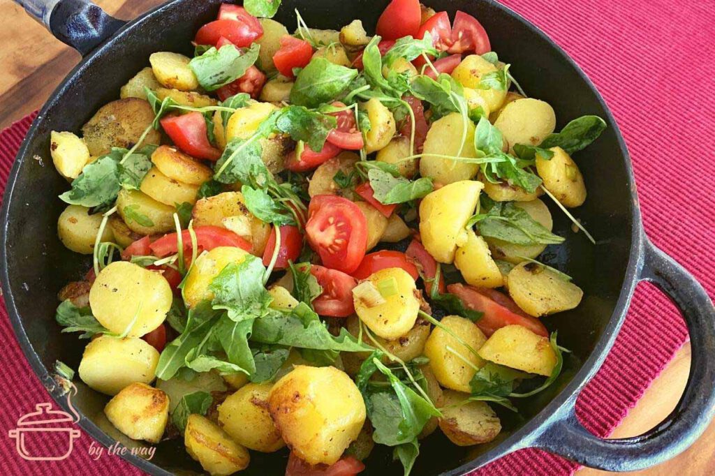 Kartoffelpfanne mit Tomaten und Rucola