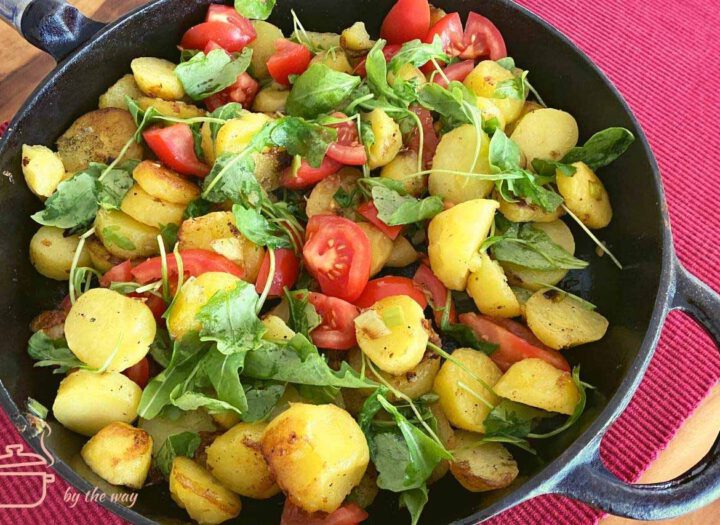 Kartoffelpfanne mit Tomaten und Rucola