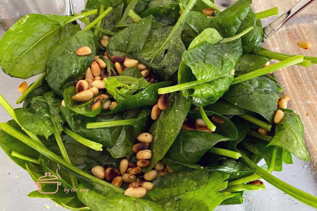 Baby Spinat Salat mit Pinienkernen