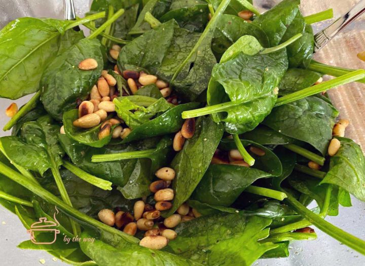 Baby Spinat-Salat mit Pinienkernen