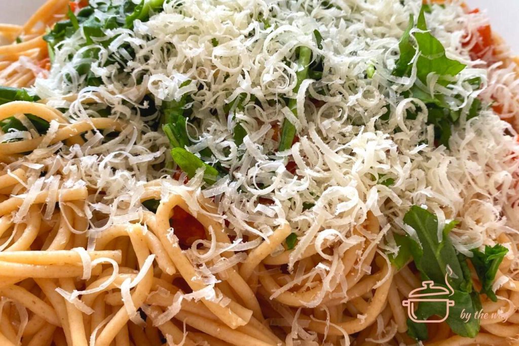 Spaghetti auf Rucola und Tomaten mit Parmesan