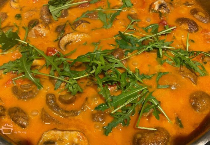 Champignons in cremiger Tomatensoße