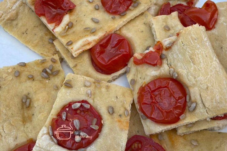 Focaccia mit Tomaten und Kernen