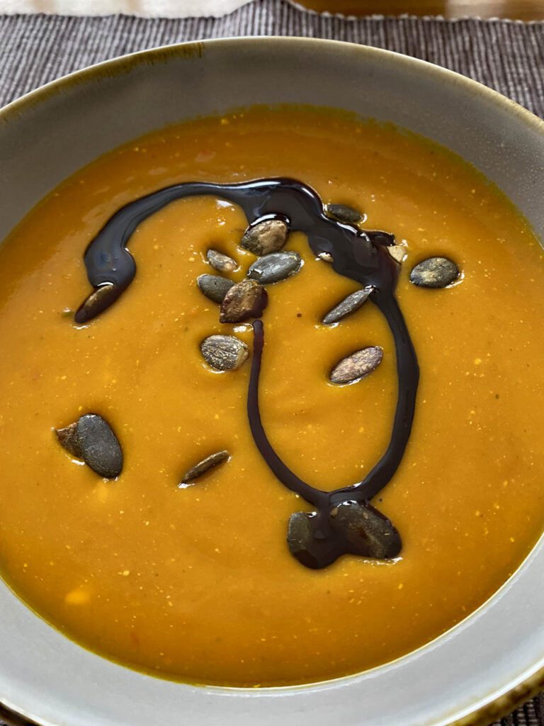 Kürbissuppe mit Kernen und Kürbisöl