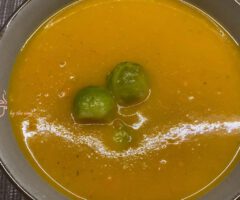 Kürbissuppe mit Rosenkohl