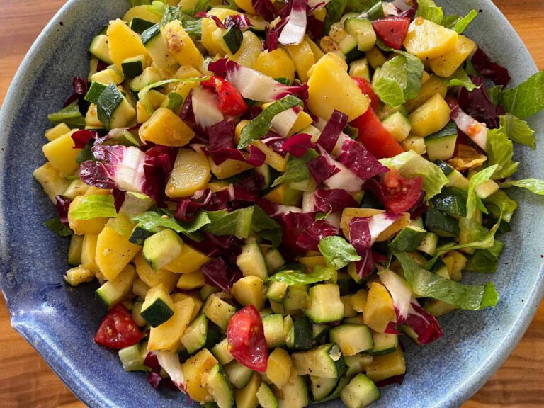 Blatt-Bratkartoffelsalat mit Tomaten und Zuccini