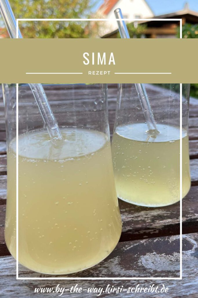 Sima finnisches Erfrischungsgetränk in Gläsern mit Strohhalm